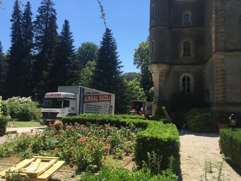 Camion de déménagement Arnal Bazille sur la route pour un déménagement longue distance